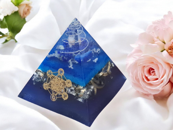 Orgonite pyramide bleu METATRON